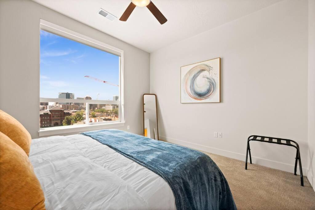 King Bd - View - Downtown Walking Heaven Apartment *