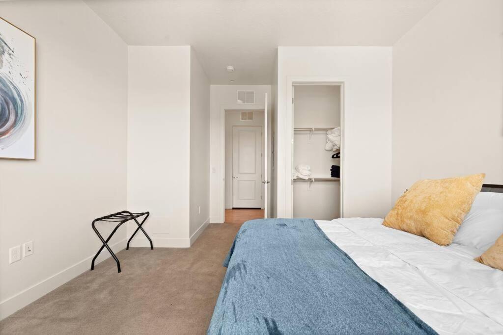 Apartment King Bd - View - Downtown Walking Heaven