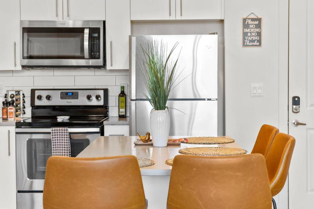 King Bd - View - Downtown Walking Heaven Apartment